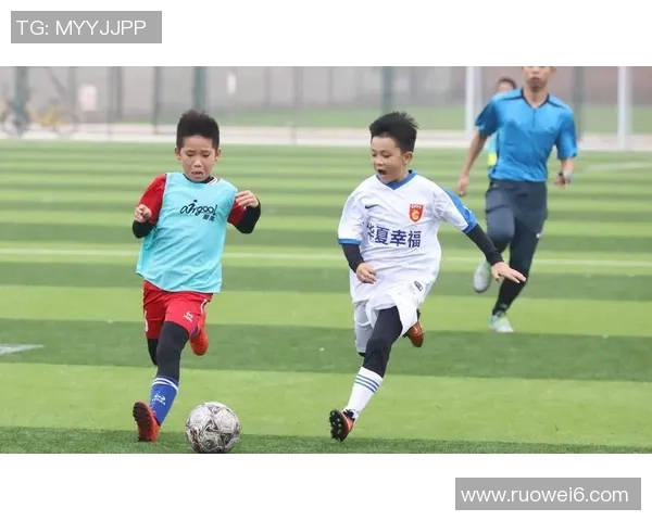 小孩踢足球培养球星的潜力与挑战解析