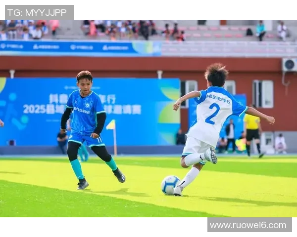 帅气足球明星踢球瞬间完美定格，展现运动魅力与精湛技艺