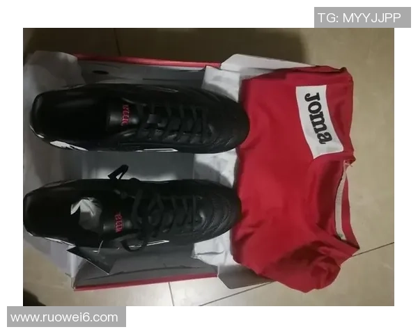 现役球星穿荷马足球鞋精彩表现与技术分析