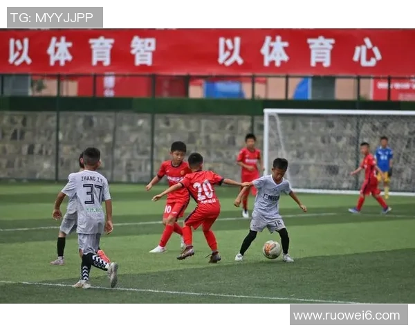 足球书包点亮校园梦想携手球星共赴绿茵场辉煌未来