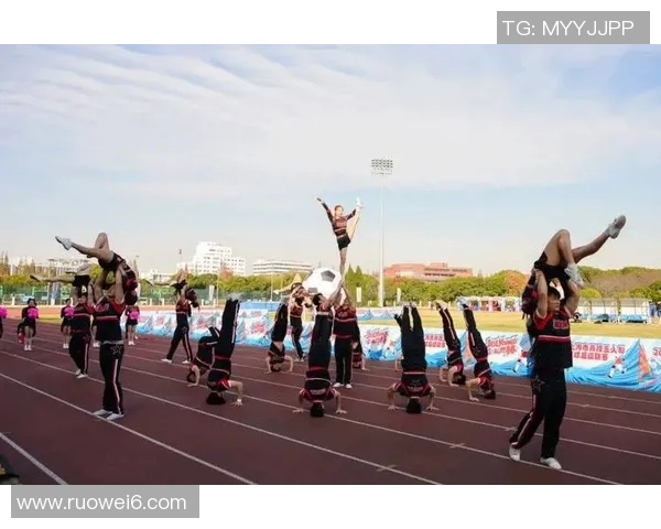 足球场上的旋转舞者 聚焦球星瞬间的优雅与力量 足球场上的旋转舞者 聚焦球星瞬间的优雅与力量