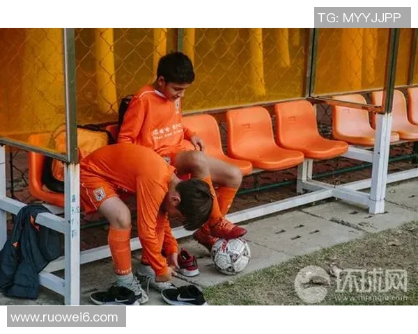 足球球星假期训练揭秘：如何保持状态、避免伤病并提升竞技水平